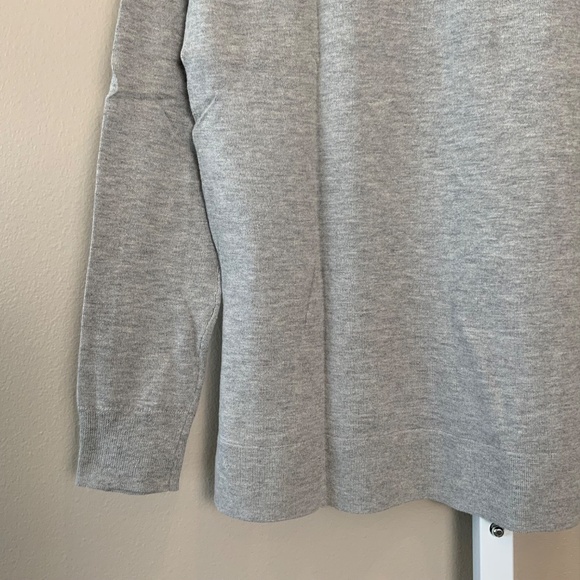 GAP Luxelight Perfect V-neck Sweater - Picture 15 of 16